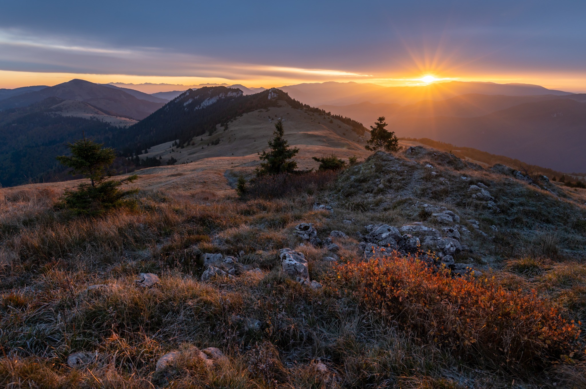 Horské hřebeny při východu slunce – fotografie Jana Pokludy